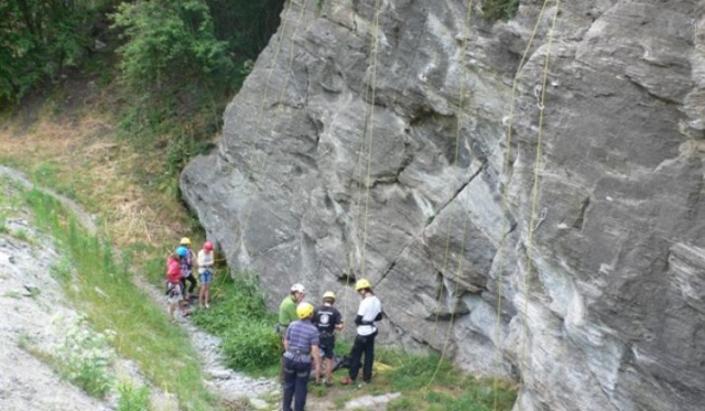 Natural crag abseiling